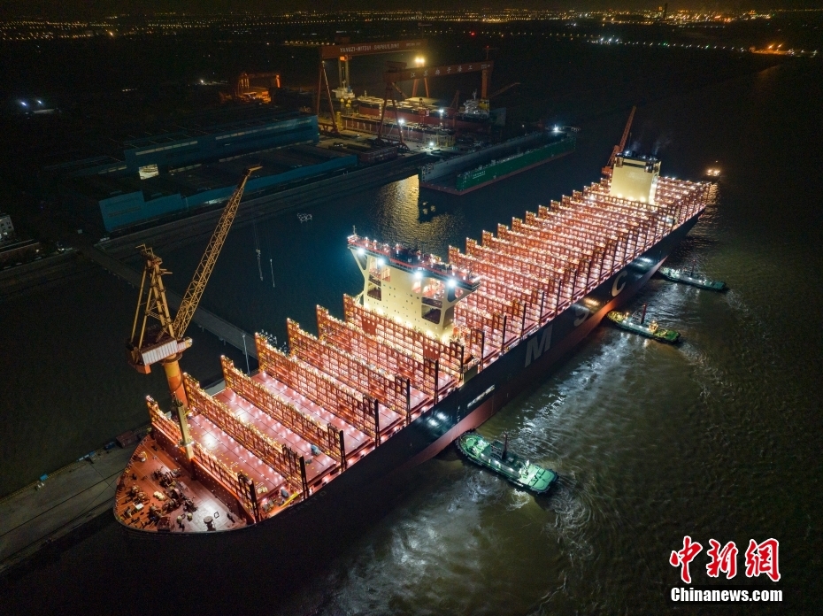 世界最大の新造コンテナ船、艤裝を完了し試験航行実施　江蘇省