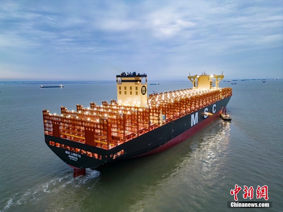 世界最大の新造コンテナ船、艤裝を完了し試験航行実施　江蘇省