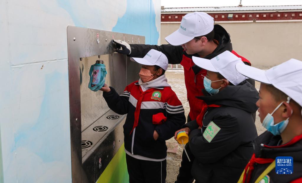 標(biāo)高4700メートルにある小學(xué)校に浄水ステーション　西蔵