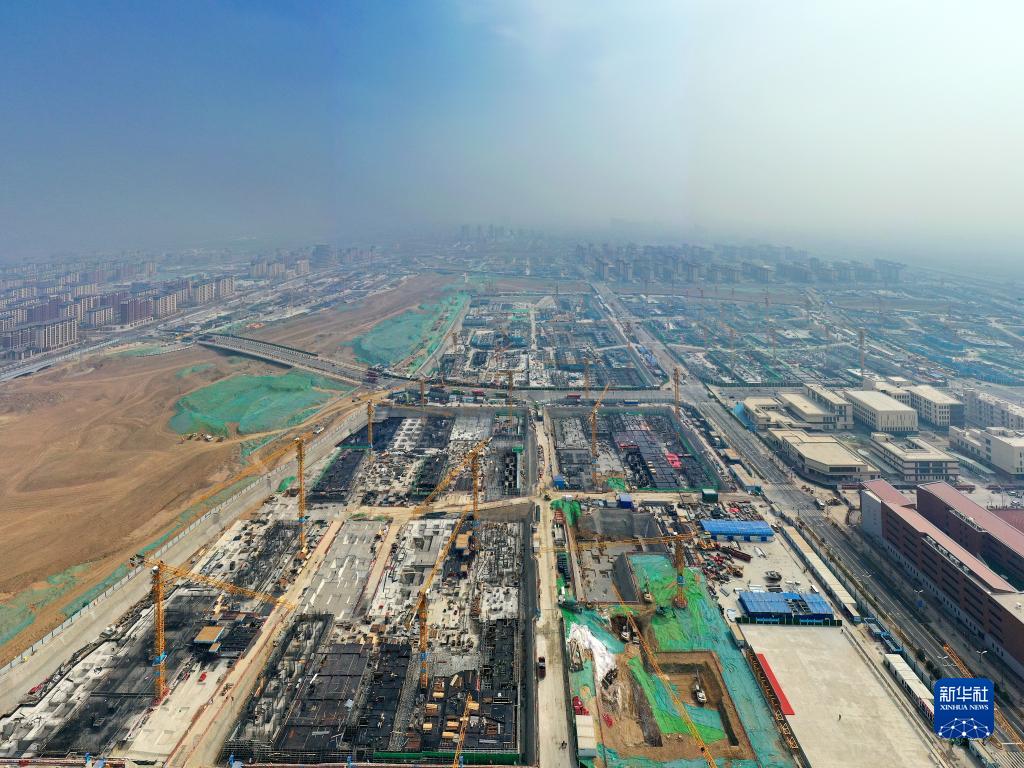 中建三局などが建設(shè)を請(qǐng)け負(fù)う容西片區(qū)安置房第2期プロジェクトの建設(shè)現(xiàn)場（3月21日ドローンによる撮影?牟宇）。