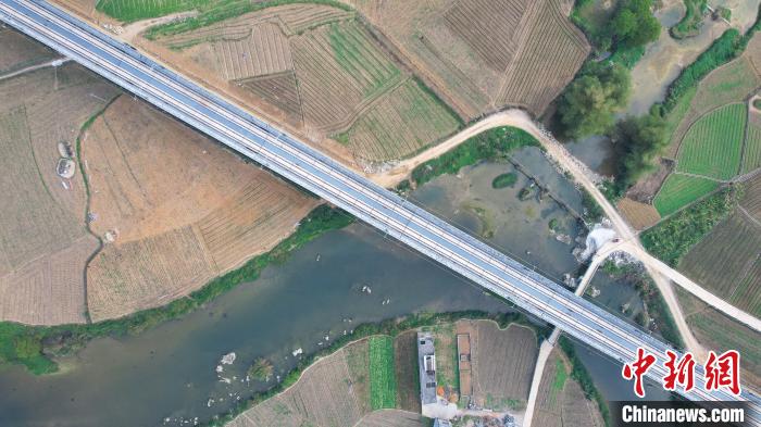 貴南高速鉄道、濕地の鳥類保護目指し、防音?遮光壁を設(shè)置