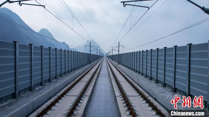 貴南高速鉄道、濕地の鳥類保護(hù)目指し、防音?遮光壁を設(shè)置