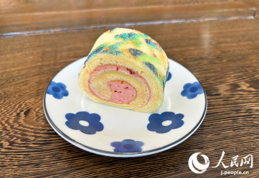 山河が描かれたイチゴロールケーキ「錦綉畫巻」（撮影?玄番登史江）。