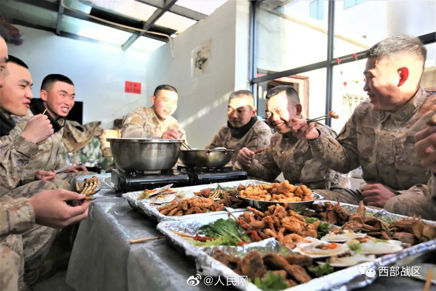 高原駐屯地での訓(xùn)練に勵む兵士たちが海鮮料理を堪能