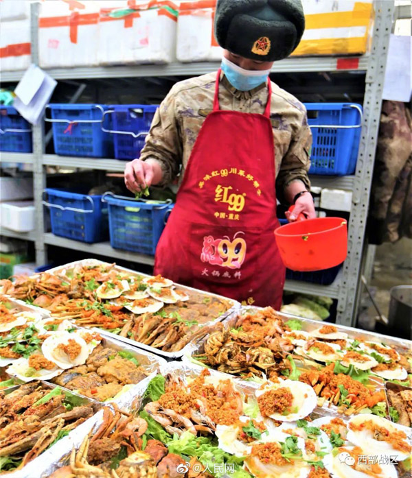高原駐屯地での訓(xùn)練に勵(lì)む兵士たちが海鮮料理を堪能