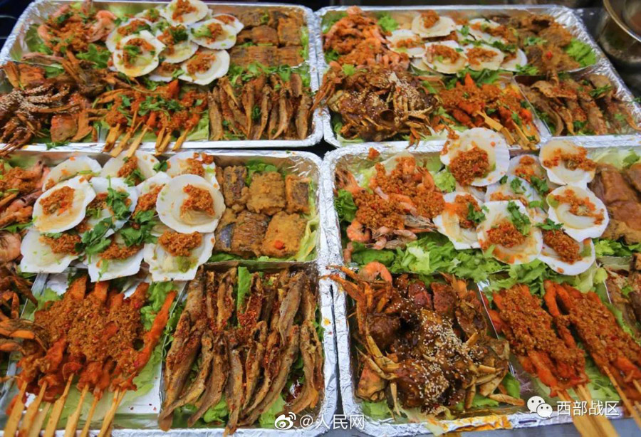 高原駐屯地での訓(xùn)練に勵む兵士たちが海鮮料理を堪能