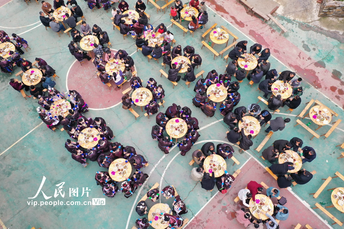 従江県西山鎮(zhèn)陡寨村で、「社飯」を食べるトン族の人々（3月25日撮影?呉徳軍/寫真著作権は人民図片が所有のため転載禁止）。