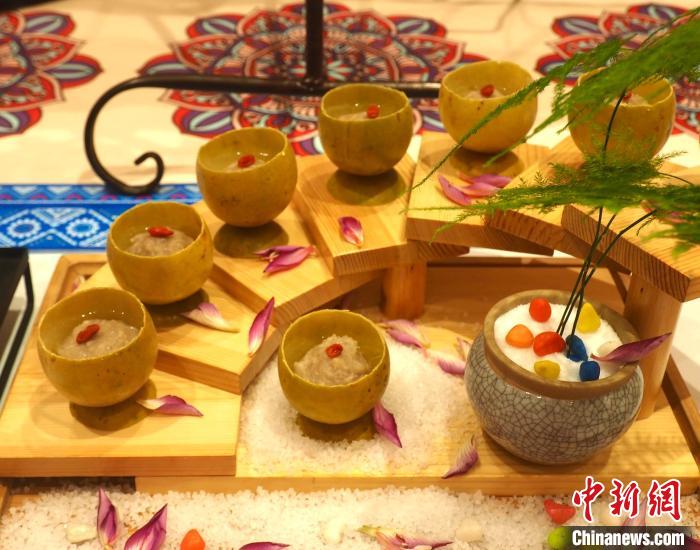 農(nóng)村振興グルメ展に展示されたタニシ料理の數(shù)々　広西柳州