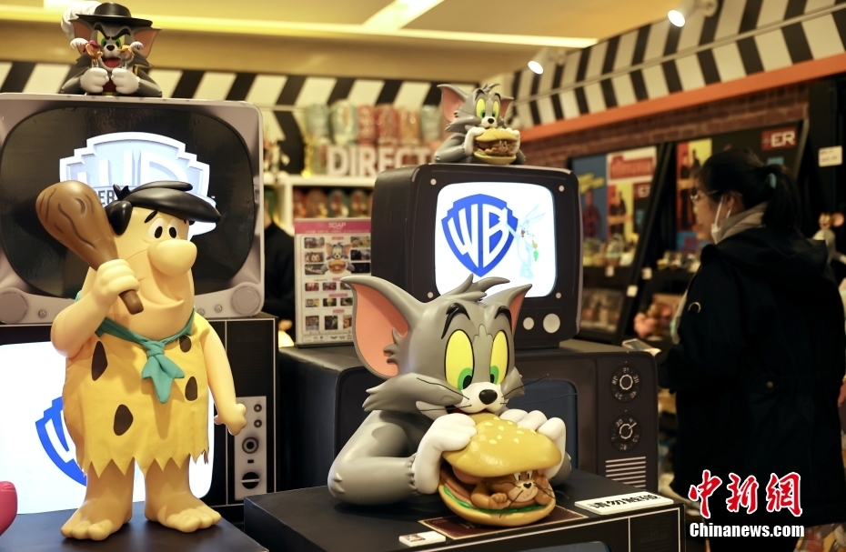 ワーナーブラザーズ100周年記念ポップアップストアで、商品を購(gòu)入する買物客（撮影?易海菲）。