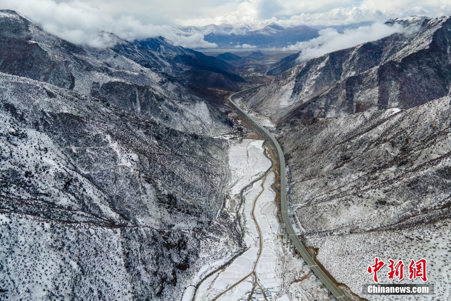 西蔵S5號線の拉薩と沢當を結(jié)ぶ高速鉄道プロジェクト山南－扎囊（ダナン）區(qū)間のはるか遠くに見える雅魯蔵布江（ヤルツァンボ川、ドローンによる撮影?江飛波）。
