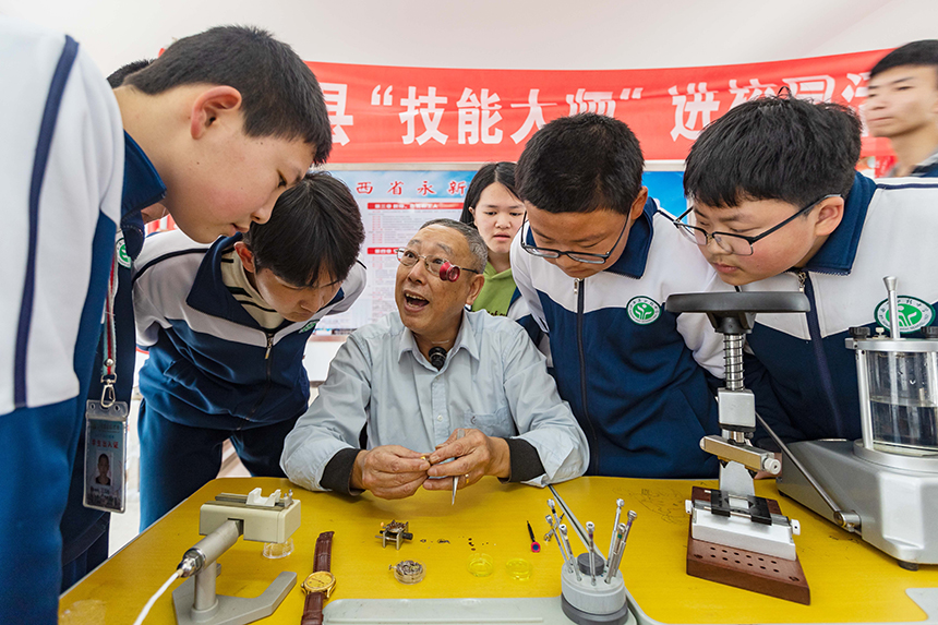 學(xué)校で伝統(tǒng)文化を紹介　江西省永新