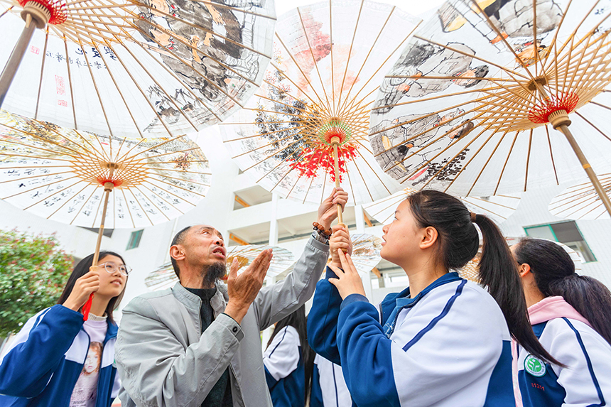 學(xué)校で伝統(tǒng)文化を紹介　江西省永新