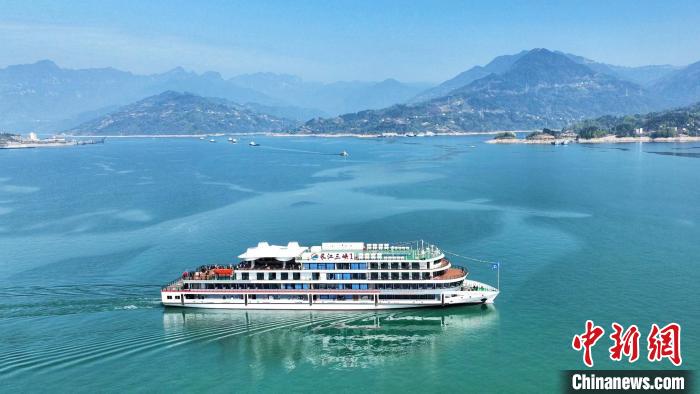 世界で電力容量が最大の完全電動クルーズ船が就航1周年