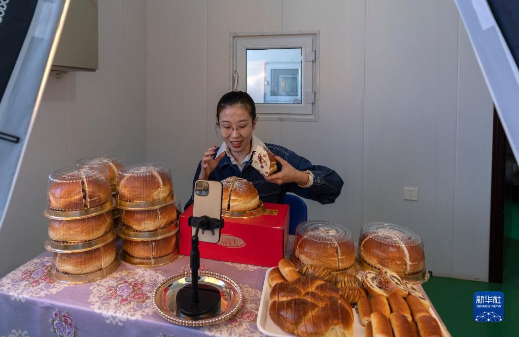 各民族の食文化を融合した「塔城チーズパン」 新疆