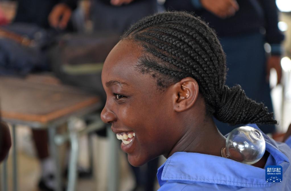 ナミビア支援中國醫(yī)療チーム、現(xiàn)地の中學(xué)校で中醫(yī)學(xué)文化を紹介