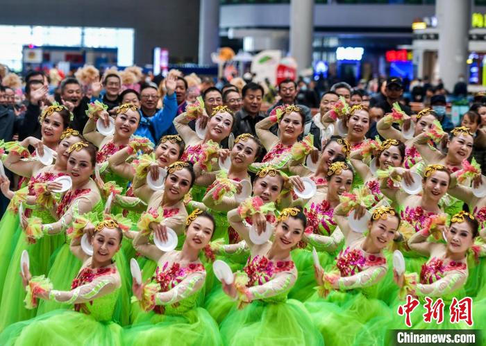 新疆維吾爾自治區(qū)の烏魯木斉高速鉄道駅で行われたフラッシュモブ（撮影?劉新）。
