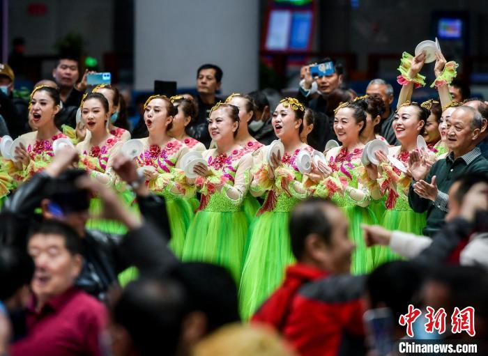 乗客の旅の疲れを癒す高速鉄道駅でのフラッシュモブ　新疆
