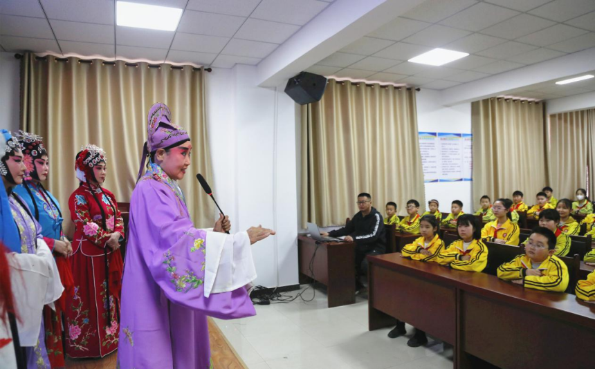 小學生が伝統(tǒng)演劇を體験　河北省塩山