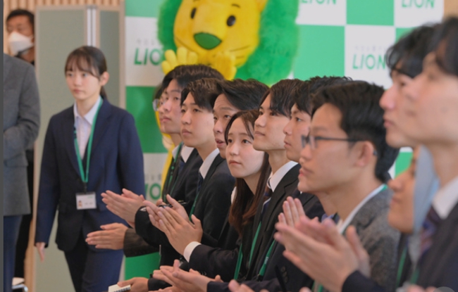 3日、ウガンダの首都カンパラで開かれた5Gデジタルセメント工場プロジェクトの発表會(huì)で記念撮影を行う中國のファーウェイとウガンダの通信事業(yè)者のMTN及びHIMAセメントなどの協(xié)力パートナー。（畫像提供はファーウェイ）