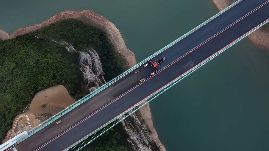 橋面舗裝段階に入った金烽烏江大橋建設プロジェクト　貴州省