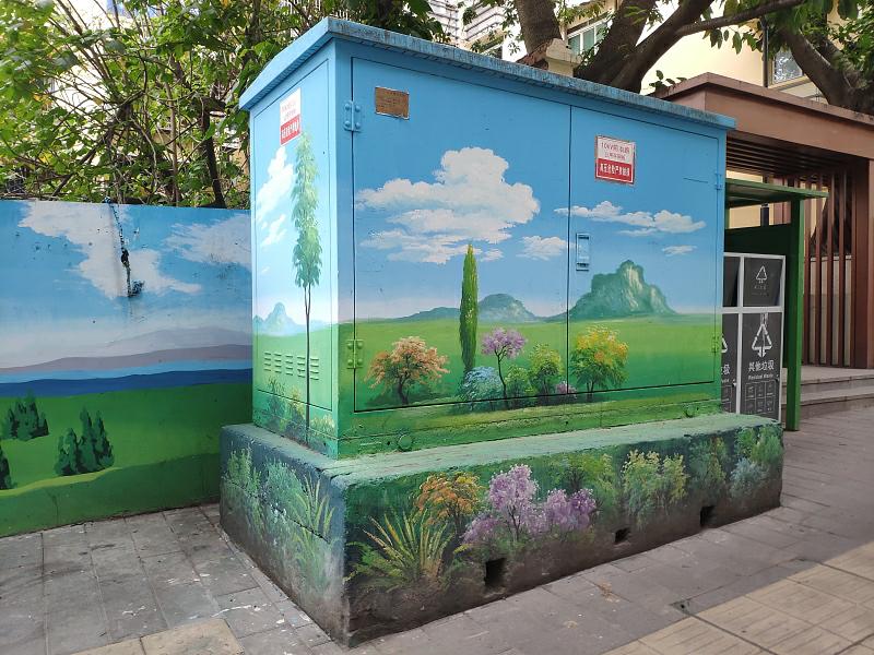 重慶市九竜坡區(qū)楊家坪のカラフルに模様替えされた配電箱（4月5日撮影/寫真著作権はCFP視覚中國(guó)が所有のため転載禁止）。