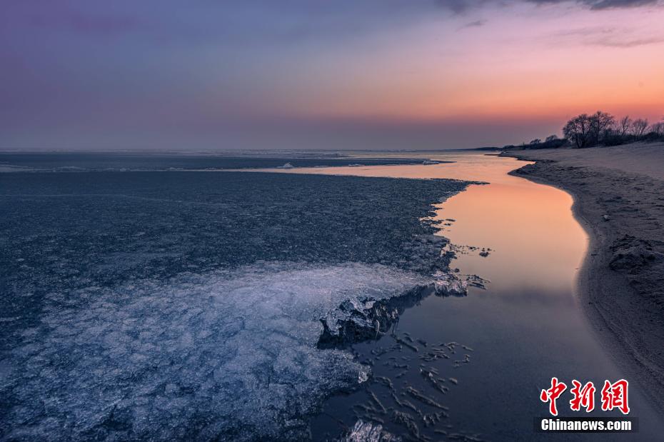 興凱湖の湖面に現(xiàn)れた「流氷」　黒竜江省