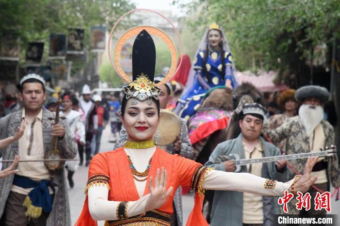 観光業(yè)を盛り上げる「シルクロード駱駝隊(duì)」のパフォーマンス　新疆?喀什