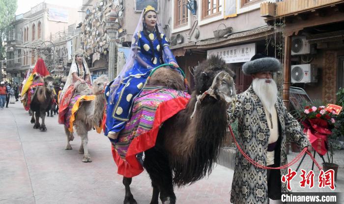 観光業(yè)を盛り上げる「シルクロード駱駝隊(duì)」のパフォーマンス　新疆?喀什