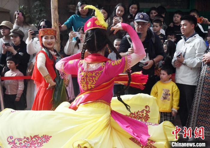 観光業(yè)を盛り上げる「シルクロード駱駝隊」のパフォーマンス　新疆?喀什