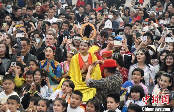 観光業(yè)を盛り上げる「シルクロード駱駝隊(duì)」のパフォーマンス　新疆?喀什