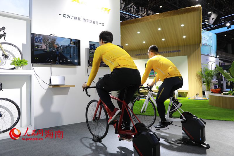 サイクリングマシンのデモンストレーションを行うスタッフ（撮影?孟凡盛）。