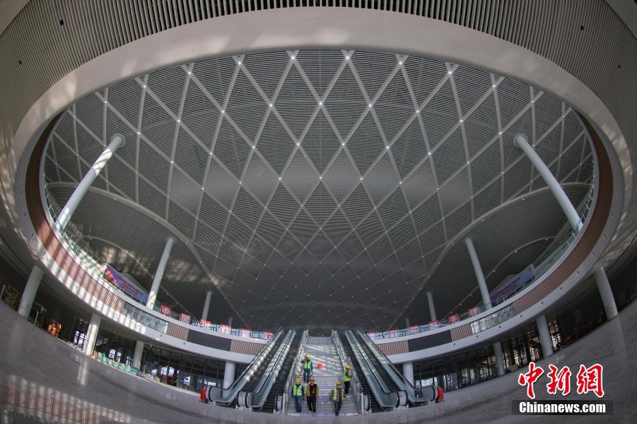 滬寧沿江高速鉄道の江陰駅、「出港する巨船」のような勇姿　江蘇省無錫市