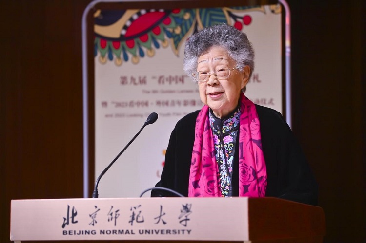 挨拶する北京師範(fàn)大學(xué)の黃會林教授（寫真提供?北京師範(fàn)大學(xué)）。