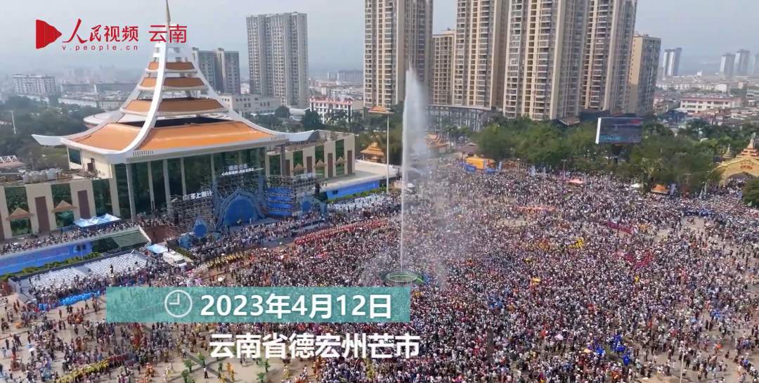 數(shù)萬人で一斉に行う「水かけ」體験　雲(yún)南省