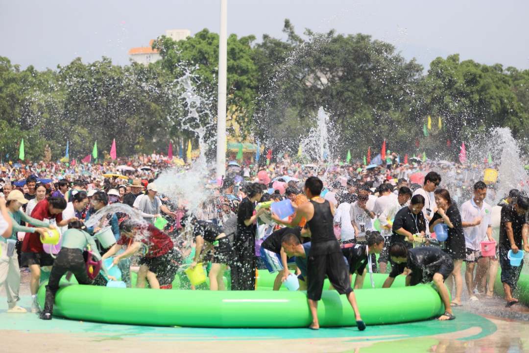 數萬人で一斉に行う「水かけ」體験　雲南省