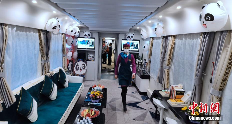 パンダ盡くしの「パンダ特別列車」が運行　四川省