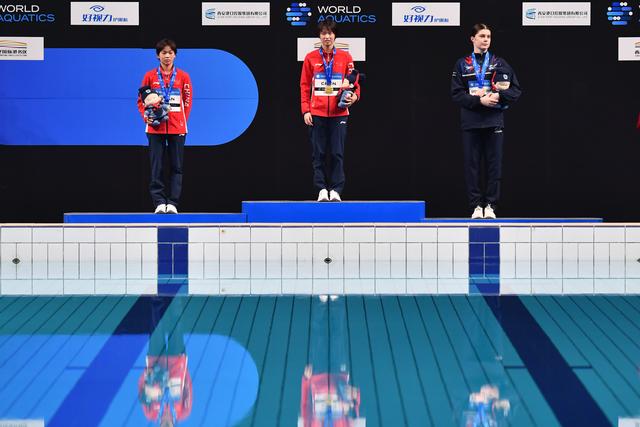 4月16日、表彰臺に立つ金メダリストの中國の陳芋汐選手（寫真中央）、銀メダリストの中國の全紅嬋選手（寫真左）、銅メダリストの英國のスぺンドリーニ?シリエックス選手（撮影?張博文）。