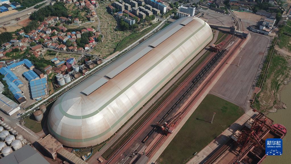 湖南省岳陽市の城陵磯港で撮影されたカプセル型のばら積み貨物倉庫（4月17日、ドローンによる撮影?薛宇舸）。