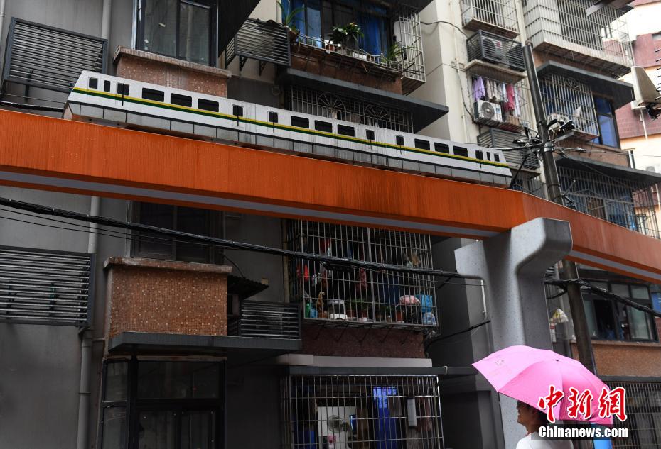 列車(chē)をテーマにリノベーションされた重慶の住宅街