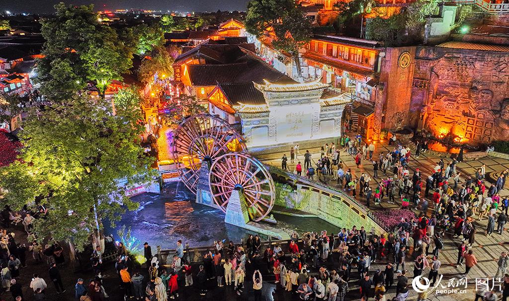 雲(yún)南省?麗江古城の美しい夜景（4月18日撮影?史家民）。