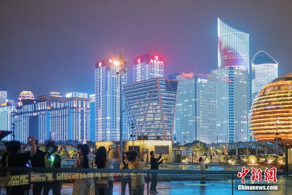 都市展望臺でイルミネーションを観賞する観光客（4月18日撮影?徐梓斉）。