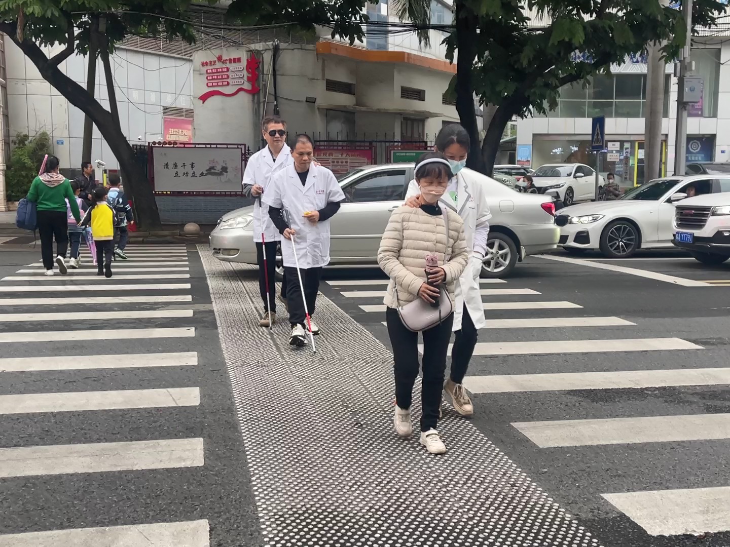 エスコートゾーンを歩く視覚障がい者（撮影?周靜圓）。