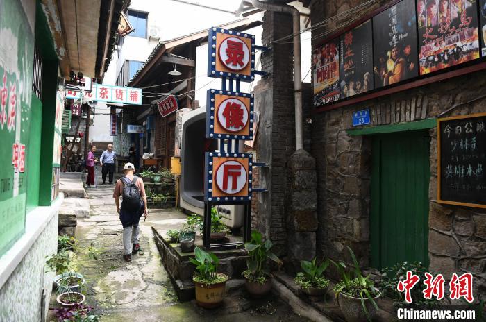 東渓古鎮(zhèn)の80年代の街並み再現(xiàn)した「80街」をそぞろ歩く人（撮影?周毅）。