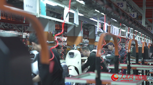 雅迪の生産現(xiàn)場（撮影?彭昱凱）。