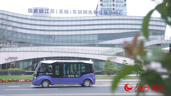 無錫IoVタウンを走行する自動運転のマイクロバス（撮影?劉寧）。
