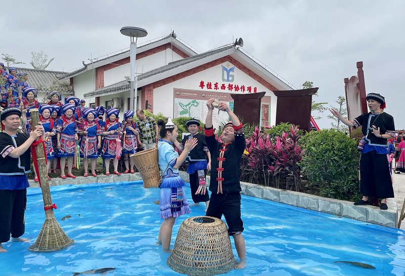 古代の漁獲再現(xiàn)パフォーマンス（撮影?李虹瑩）。