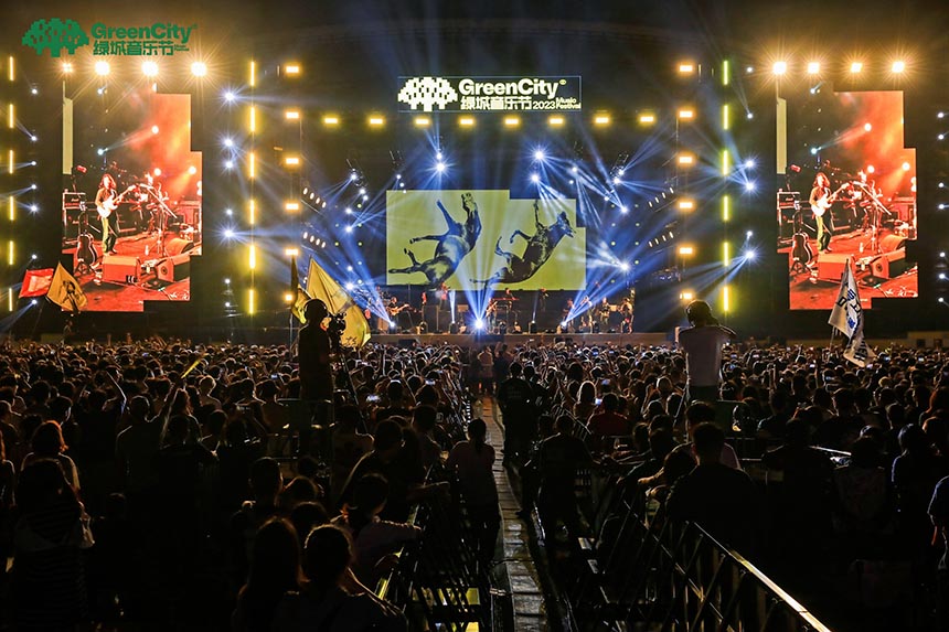 多くの人々でにぎわう音楽フェスティバル會場（寫真提供?榜様伝媒）。 