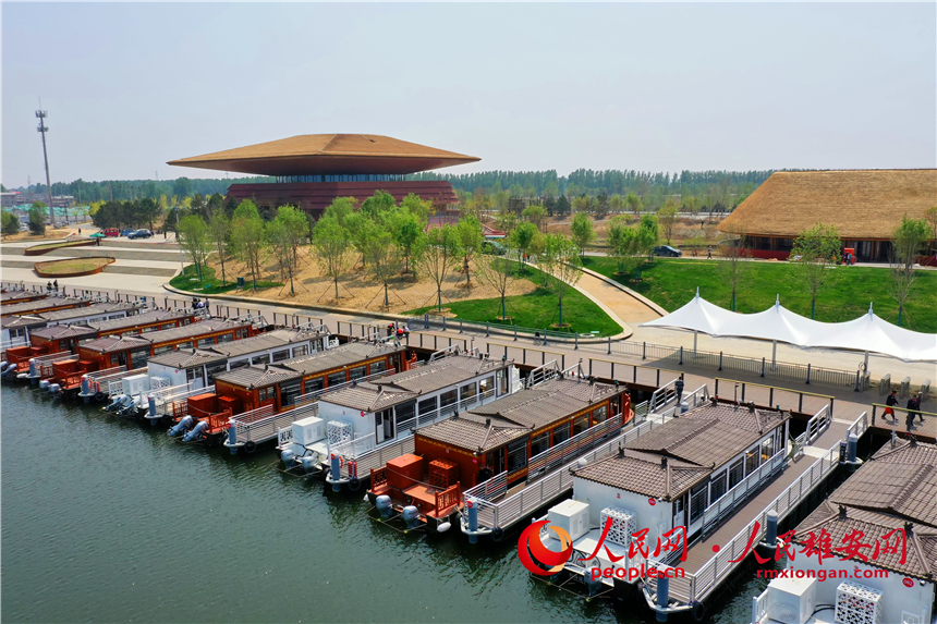 白洋淀の屋形船「水上バス」（撮影?何希陽）。