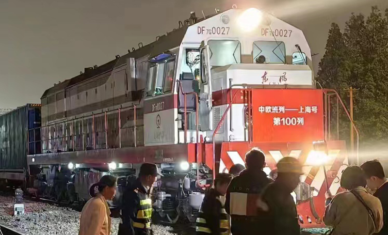 「中歐班列-上海號(hào)」100本目となる列車が出発（撮影?孫勇傑）。