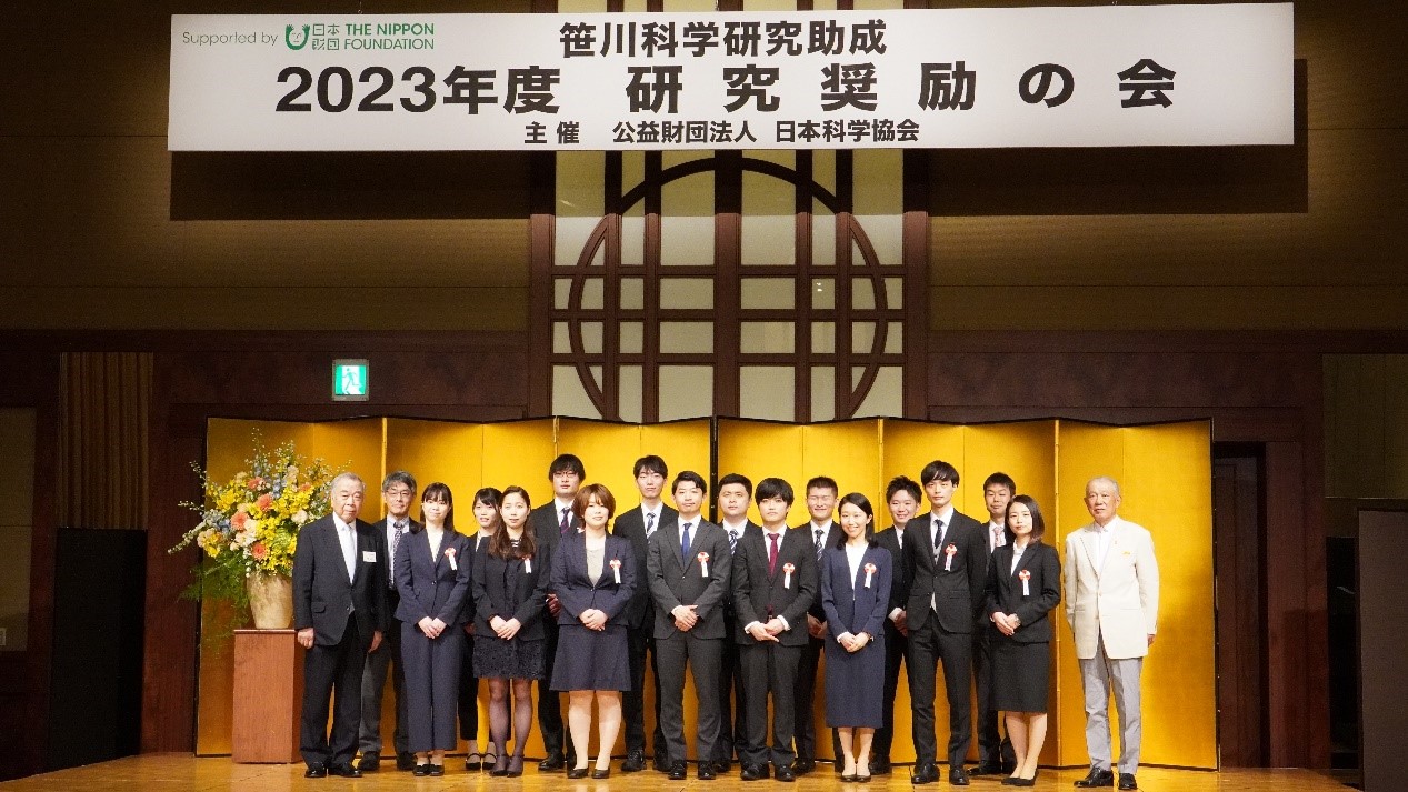 來賓と受賞者が記念撮影。撮影?許可